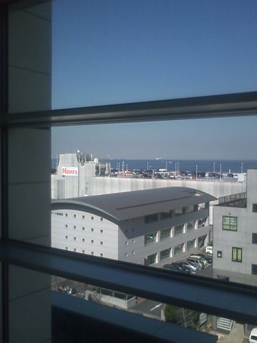 海にはコンテナ船が浮かんでいました