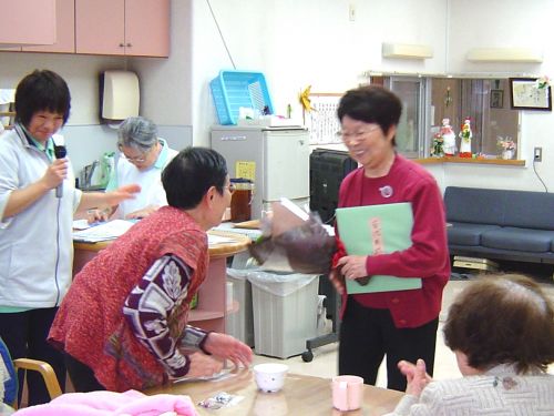 小さな花束と　全員からの寄せ書きをお渡ししました