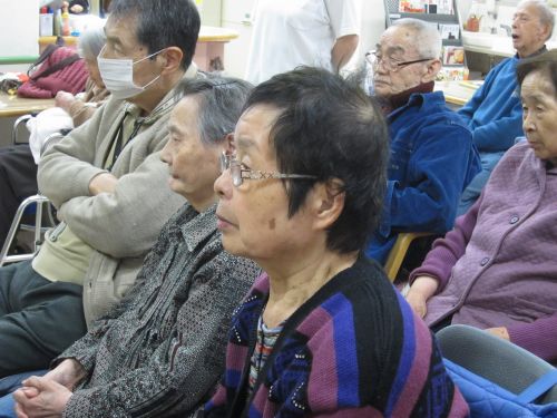 演奏中はじっと聞き入って･･･