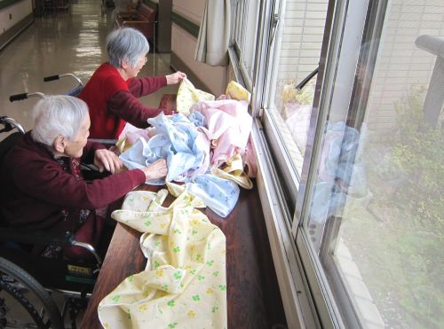 おしゃべりも弾みますが、手はお留守になりません。