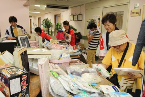 バザーは女性ご利用者が大好きなコーナー
