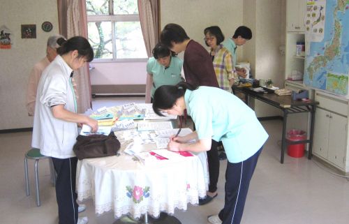 日本地図、テーブルに名札やお花をセット