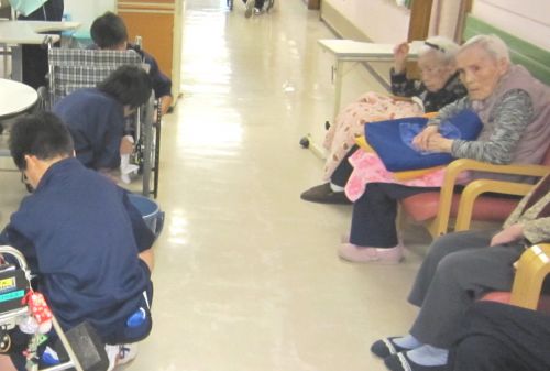 生徒さんの懸命な様子　見入っていらっしゃいます