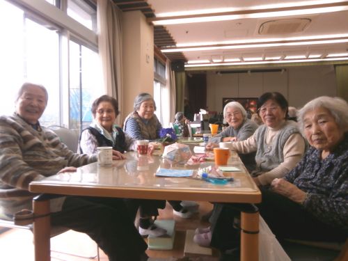 テラスから柔らかな日差しがさして…穏やかなひとときです