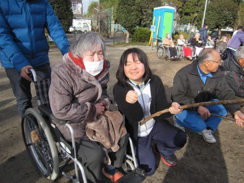燃え盛る炎の近くはとても暑く・・・