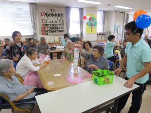 周りの方もかたずをのんで見守ります