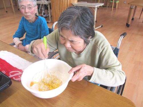 バームクーヘンの生地をまぜます