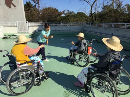 日差しよけに麦わら帽子が必要なほど