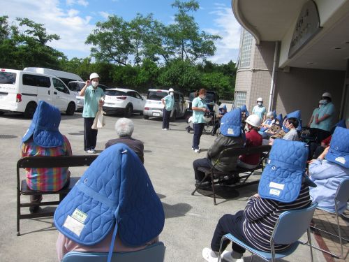 避難待機場所は駐車場